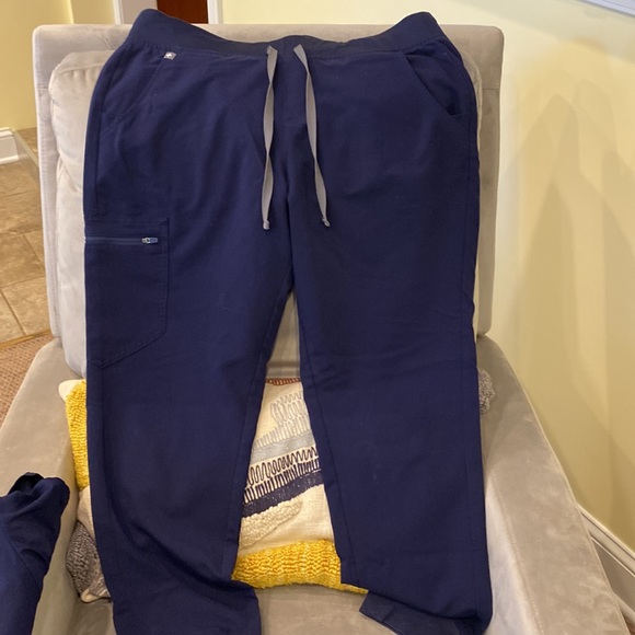 Figs scrubs with jogger bottoms - Picture 4 of 4